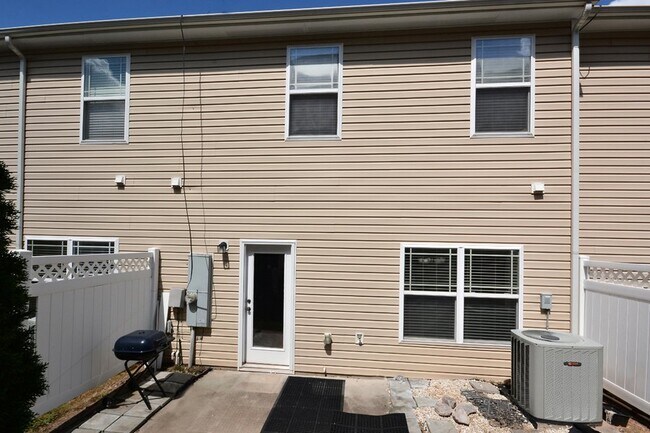 705 Keystone Park Dr in Morrisville, NC - Foto de edificio - Building Photo