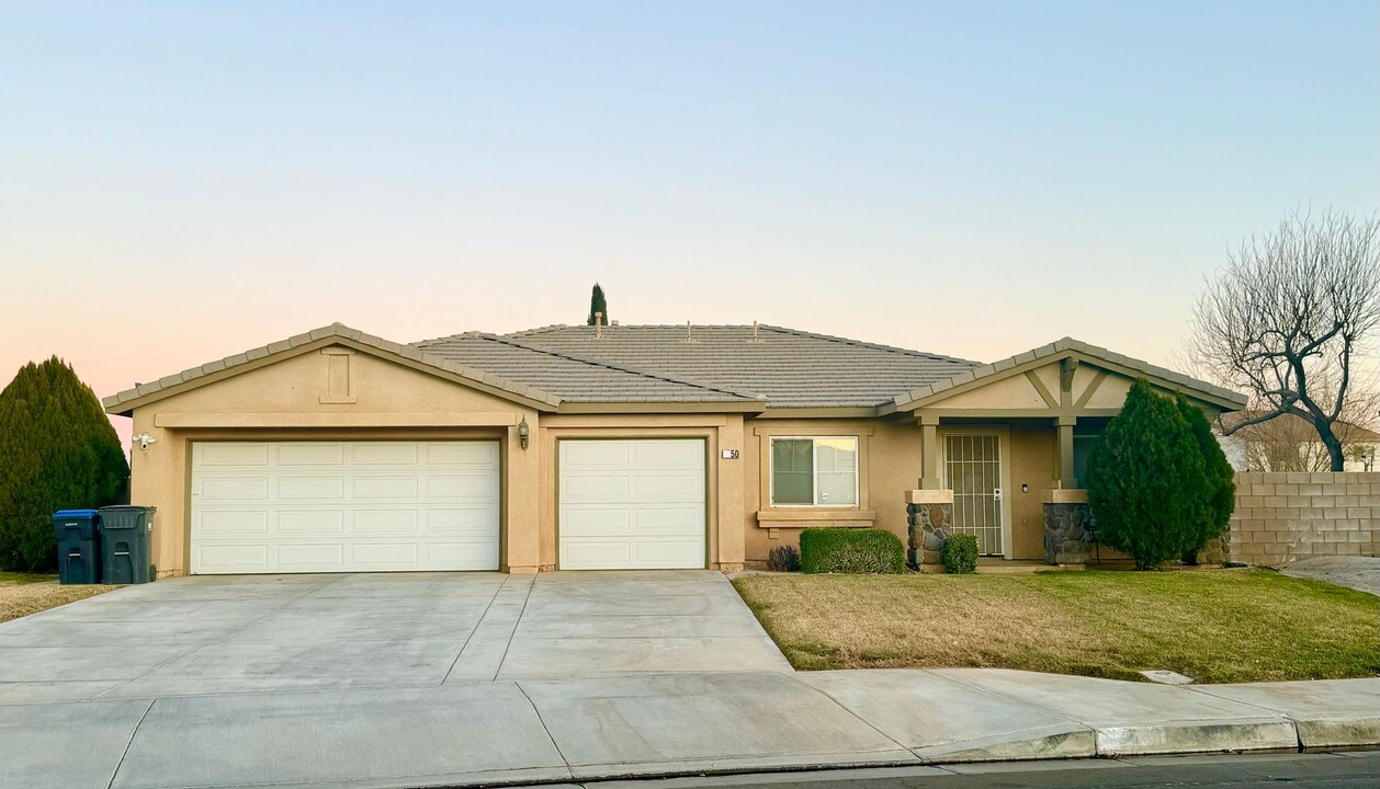 43450 Edith Ln in Lancaster, CA - Foto de edificio