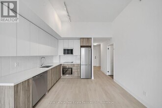 2481 Taunton Rd in Oakville, ON - Building Photo - Building Photo