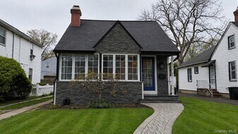 48 Rosebud Ave in Merrick, NY - Building Photo