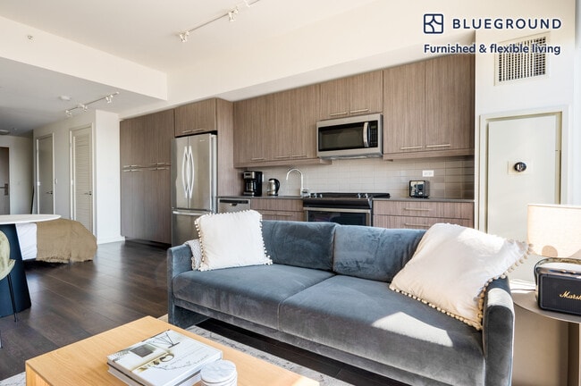 730 W Couch Pl in Chicago, IL - Building Photo - Building Photo
