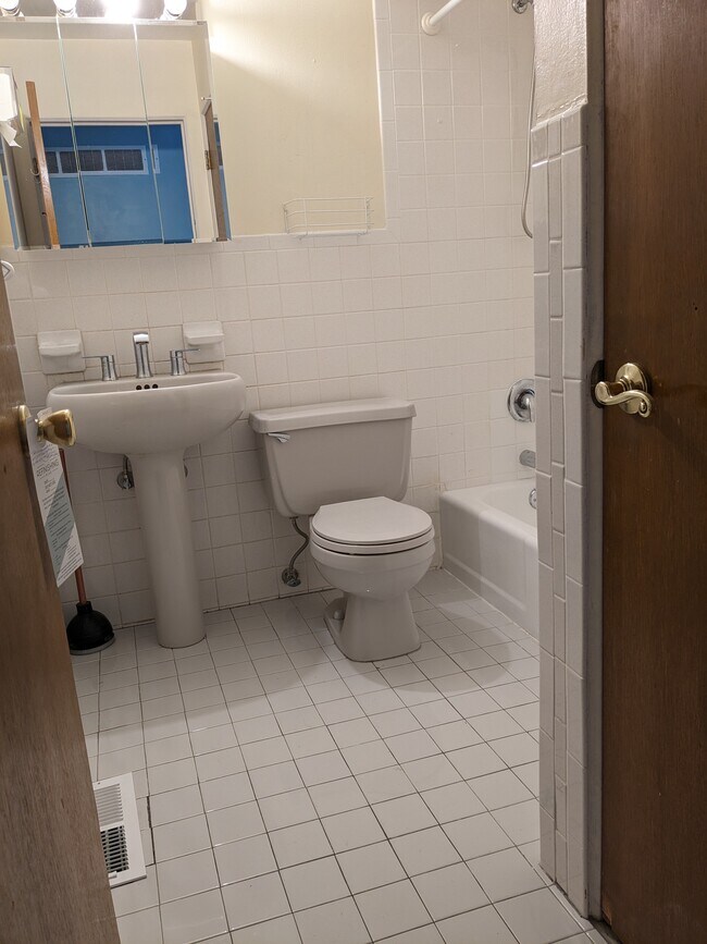 18 Friese Dr, Unit Upper Level in Olivette, MO - Building Photo - Building Photo