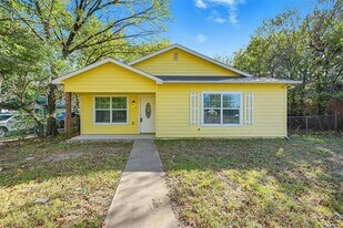728 W Walker St in Denison, TX - Building Photo