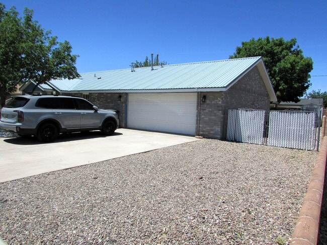 property at 1914 S Shelly Dr