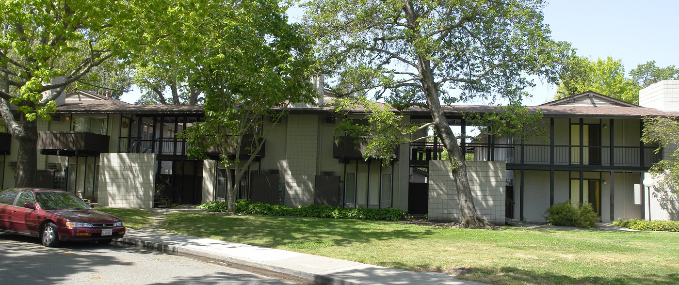 2057 Camel Ln in Walnut Creek, CA - Foto de edificio