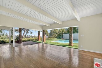 2042 Linda Flora Dr in Los Angeles, CA - Building Photo - Building Photo