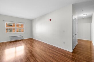 845 Newark Ave in Jersey City, NJ - Foto de edificio - Building Photo