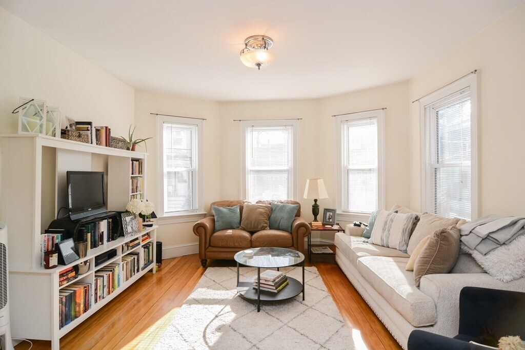 17 Athens St in Cambridge, MA - Foto de edificio