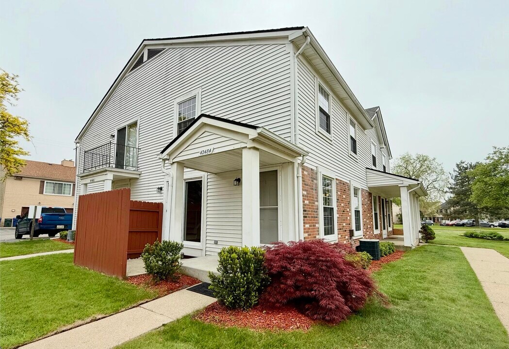 42484 Saratoga Rd in Canton Township, MI - Building Photo