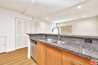 2864 Sunset Pl in Los Angeles, CA - Building Photo - Building Photo