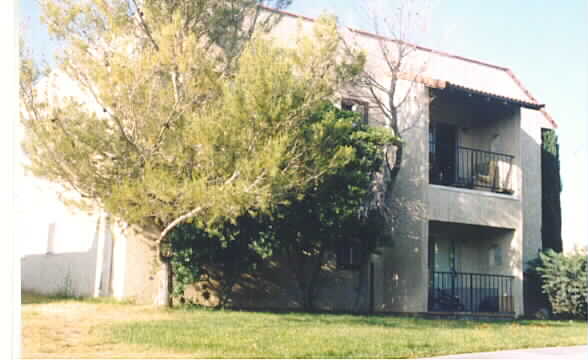 800 E Virginia Way in Barstow, CA - Foto de edificio - Building Photo