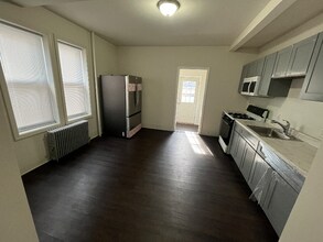 114 Monmouth St, Unit 114 in Hightstown, NJ - Building Photo - Building Photo