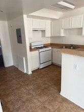 Mimmim Town Homes in Los Angeles, CA - Foto de edificio - Building Photo