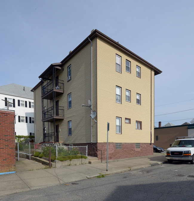 106 Tinkham St in New Bedford, MA - Building Photo - Building Photo