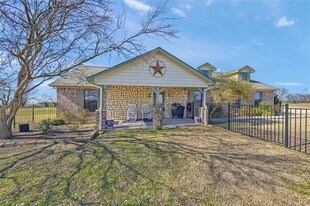 33 Windmill Dr in Tioga, TX - Building Photo
