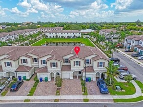 5515 NW 27th St in Lauderhill, FL - Foto de edificio - Building Photo