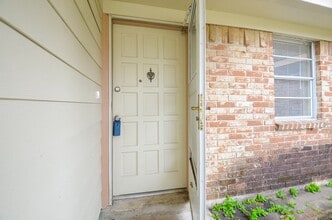 818 Overland St in Stafford, TX - Building Photo - Building Photo