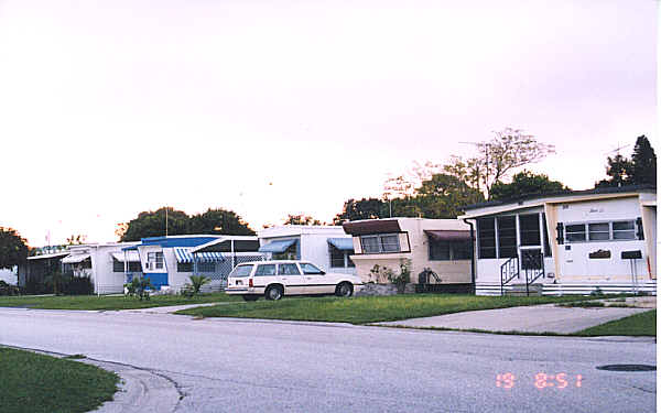 Lamplight Village in St. Petersburg, FL - Building Photo - Building Photo