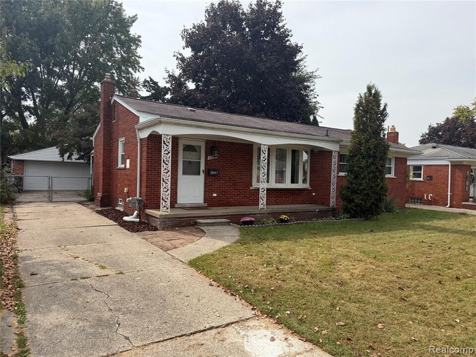 29547 Barkley St in Livonia, MI - Building Photo