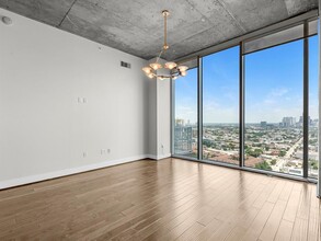 5925 Almeda Rd in Houston, TX - Building Photo - Building Photo