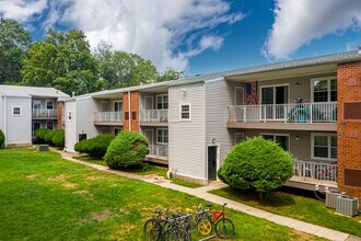 Newport Apartments in Milford, CT - Foto de edificio - Building Photo