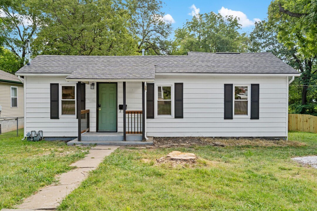 2100 N Nettleton Ave in Springfield, MO - Building Photo