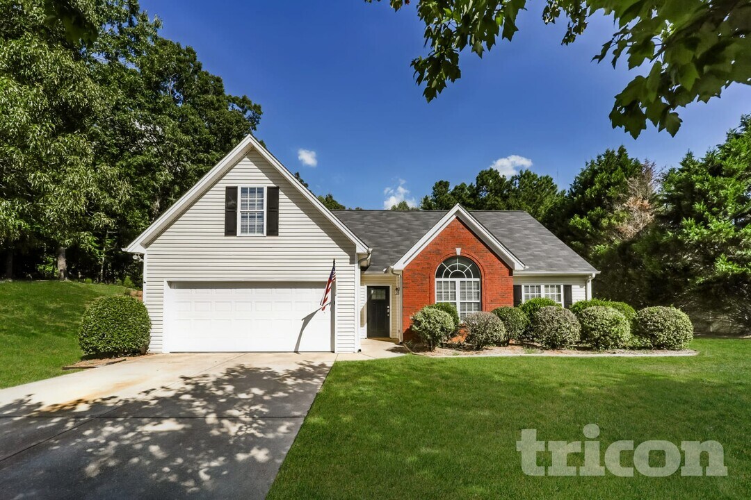 5545 Amber Cove Way in Flowery Branch, GA - Foto de edificio