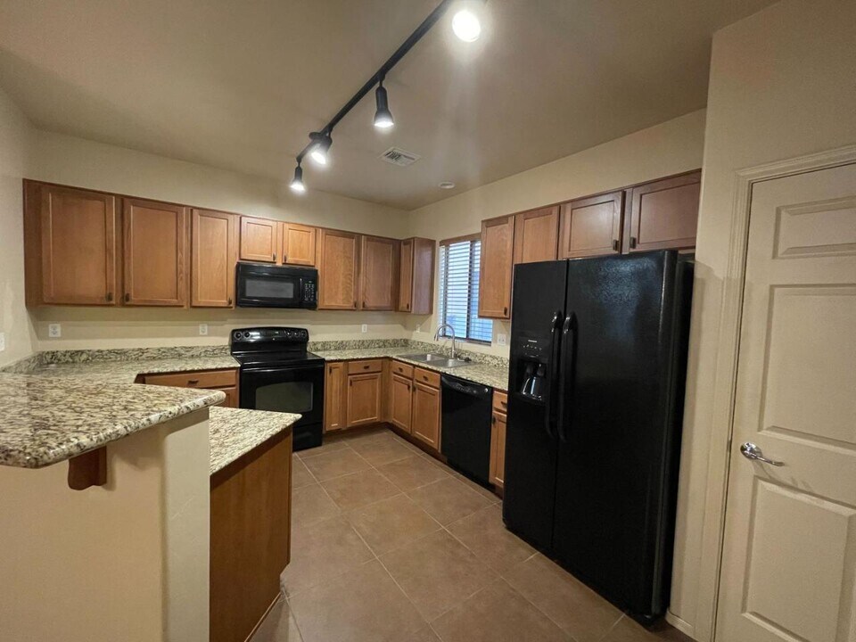 8737 N Mugho Pine Trl in Tucson, AZ - Foto de edificio