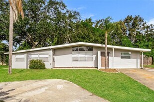 3521 Schwalbe Dr in Sarasota, FL - Building Photo