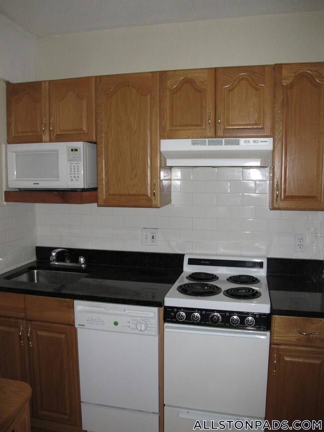 1110 Commonwealth Ave in Boston, MA - Building Photo - Building Photo