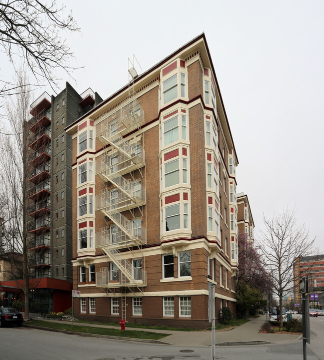 Hampton Court in Vancouver, BC - Building Photo