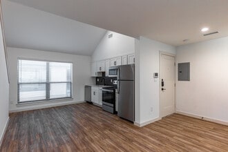 2909 Lucas in Dallas, TX - Building Photo - Interior Photo
