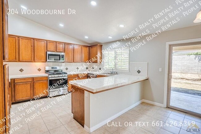 204 Woodbourne Dr in Bakersfield, CA - Building Photo - Building Photo