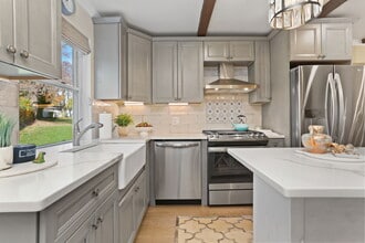 376 Knapps Hwy in Fairfield, CT - Building Photo - Building Photo