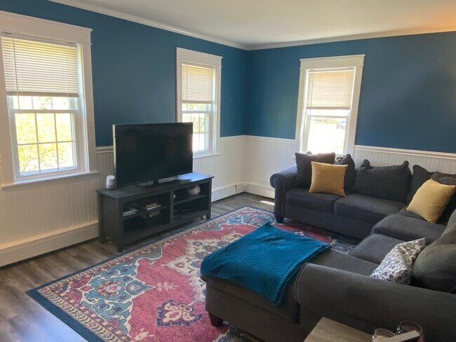 694 Ten Rod Rd, Unit Apt A in North Kingstown, RI - Building Photo - Building Photo