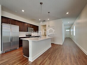 1020 Island Pond Dr in Plant City, FL - Foto de edificio - Building Photo