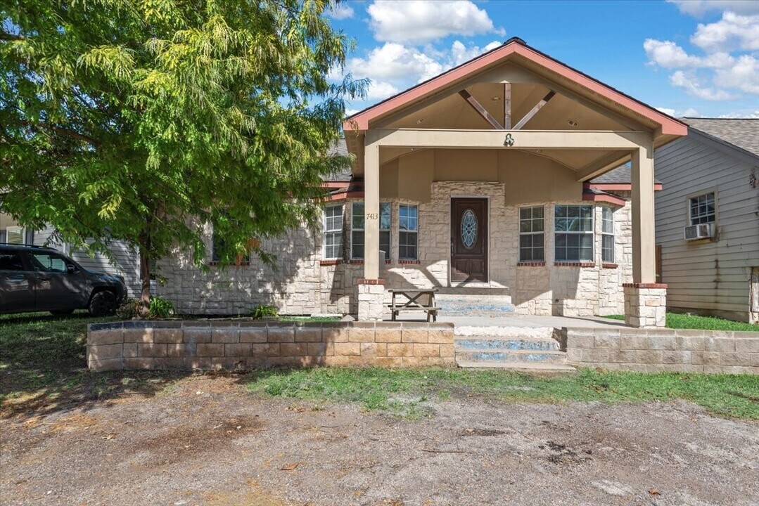 7413 Dallas St in Houston, TX - Building Photo