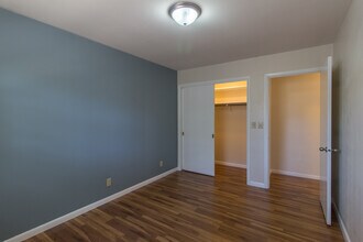 1026 N Jefferson St, Unit 1026 unit B in Lincoln, IL - Building Photo - Building Photo