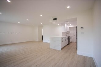 17911 NW 68th Ave in Hialeah, FL - Foto de edificio - Building Photo