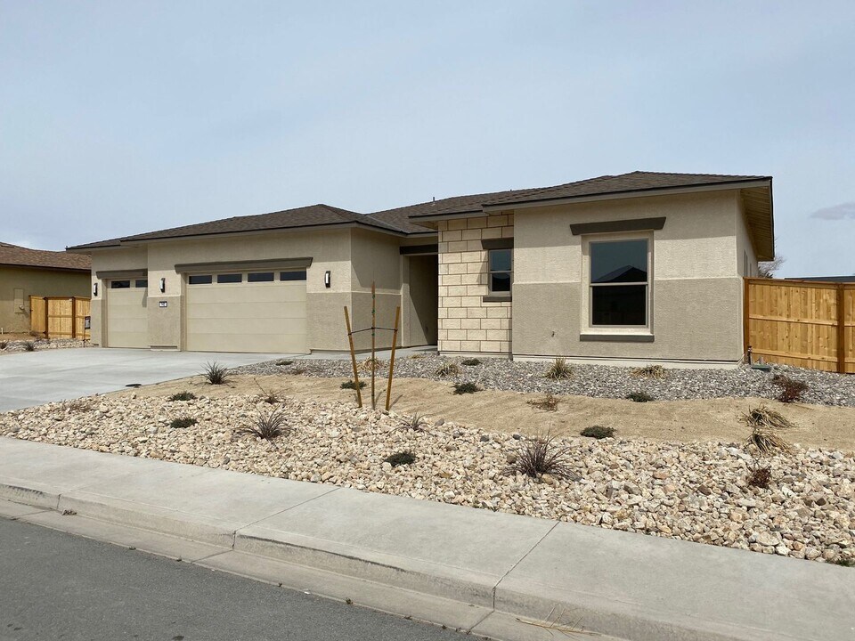 142 Snowy Plover Way in Fernley, NV - Building Photo