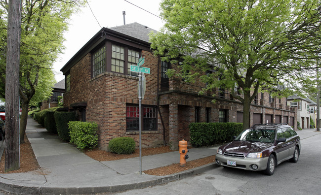 Laurelhurst Manor in Portland, OR - Building Photo - Building Photo