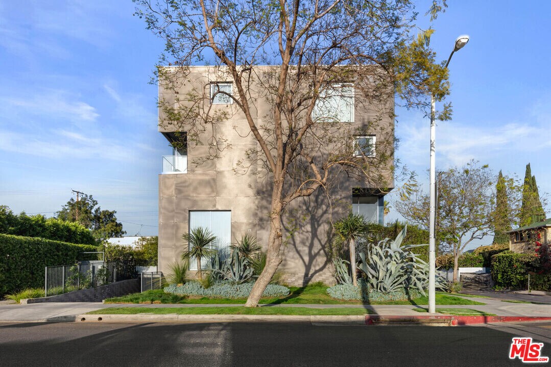 7907 Willoughby Ave in West Hollywood, CA - Foto de edificio
