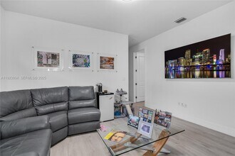 4363 NW 81st Ave in Doral, FL - Building Photo - Building Photo