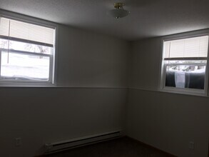 2207 S 12th St in Grand Forks, ND - Foto de edificio - Building Photo