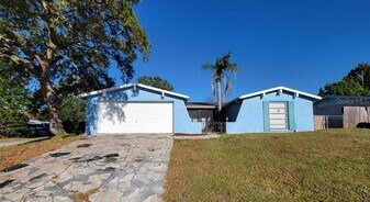 7741 Treasure Pointe Dr in Port Richey, FL - Building Photo