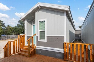 720 Pritchett Ln in Seven Points, TX - Building Photo