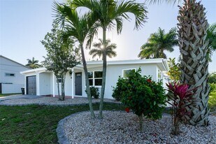 927 W Olympia Ave in Punta Gorda, FL - Building Photo