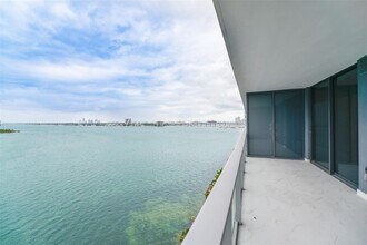700 NE 24th St, Unit 904 in Miami, FL - Foto de edificio - Building Photo