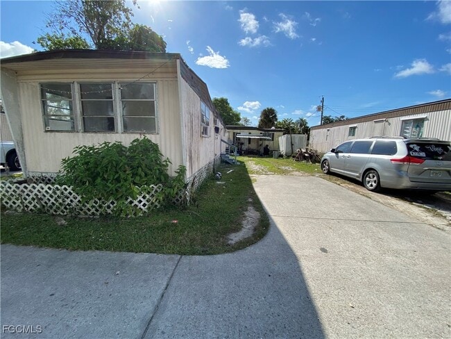 4900 Tice St in Ft. Myers, FL - Building Photo - Building Photo