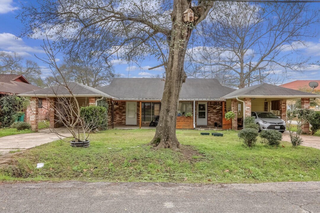 1013 Mccall Ave in Conroe, TX - Building Photo